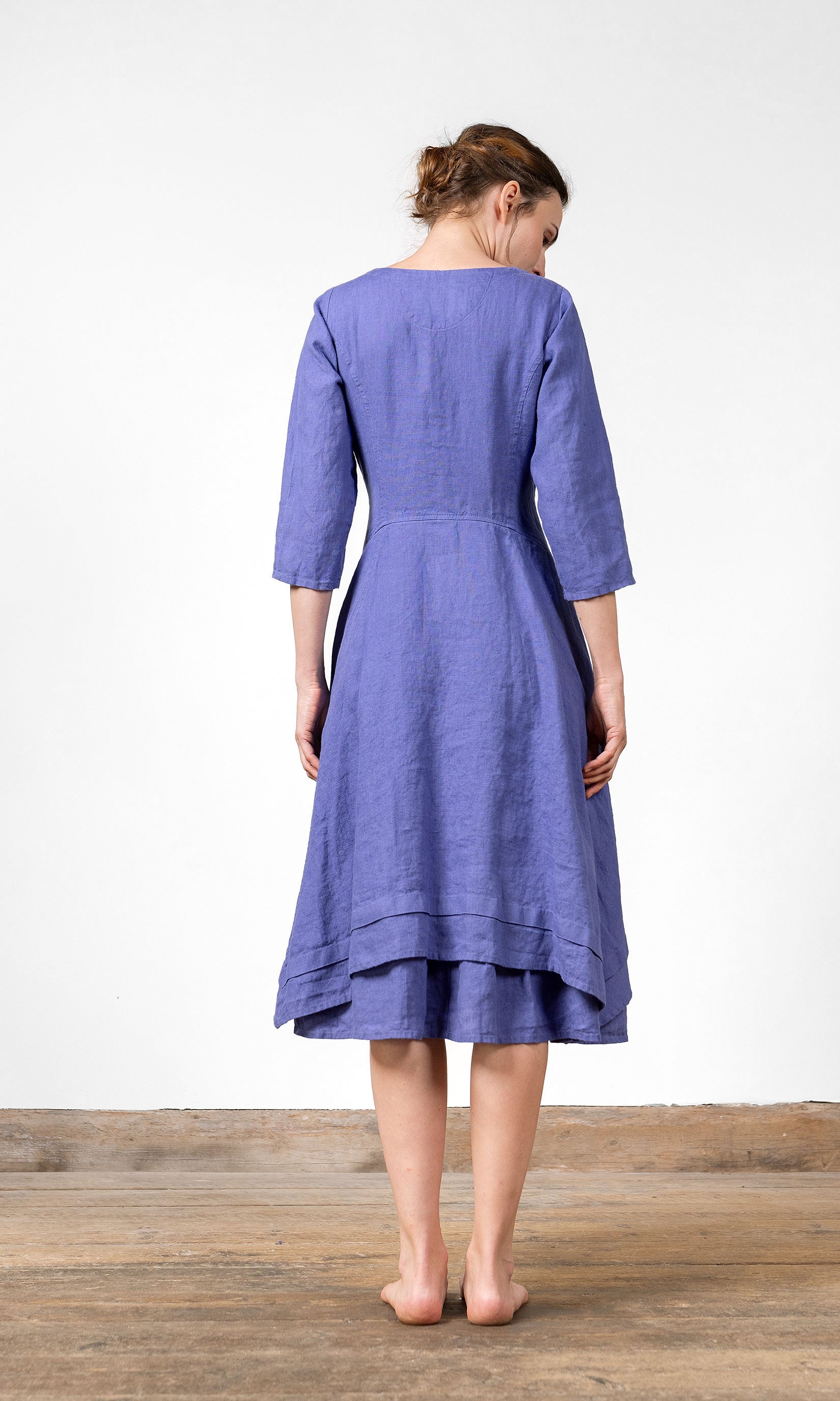 Linneklänning med knappar, figursydd modell