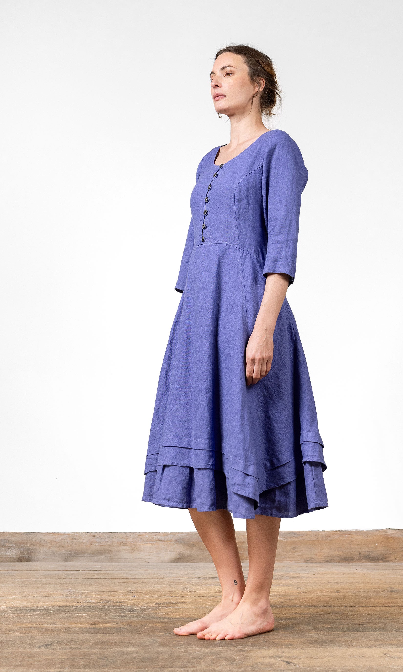 Linneklänning med knappar, figursydd modell