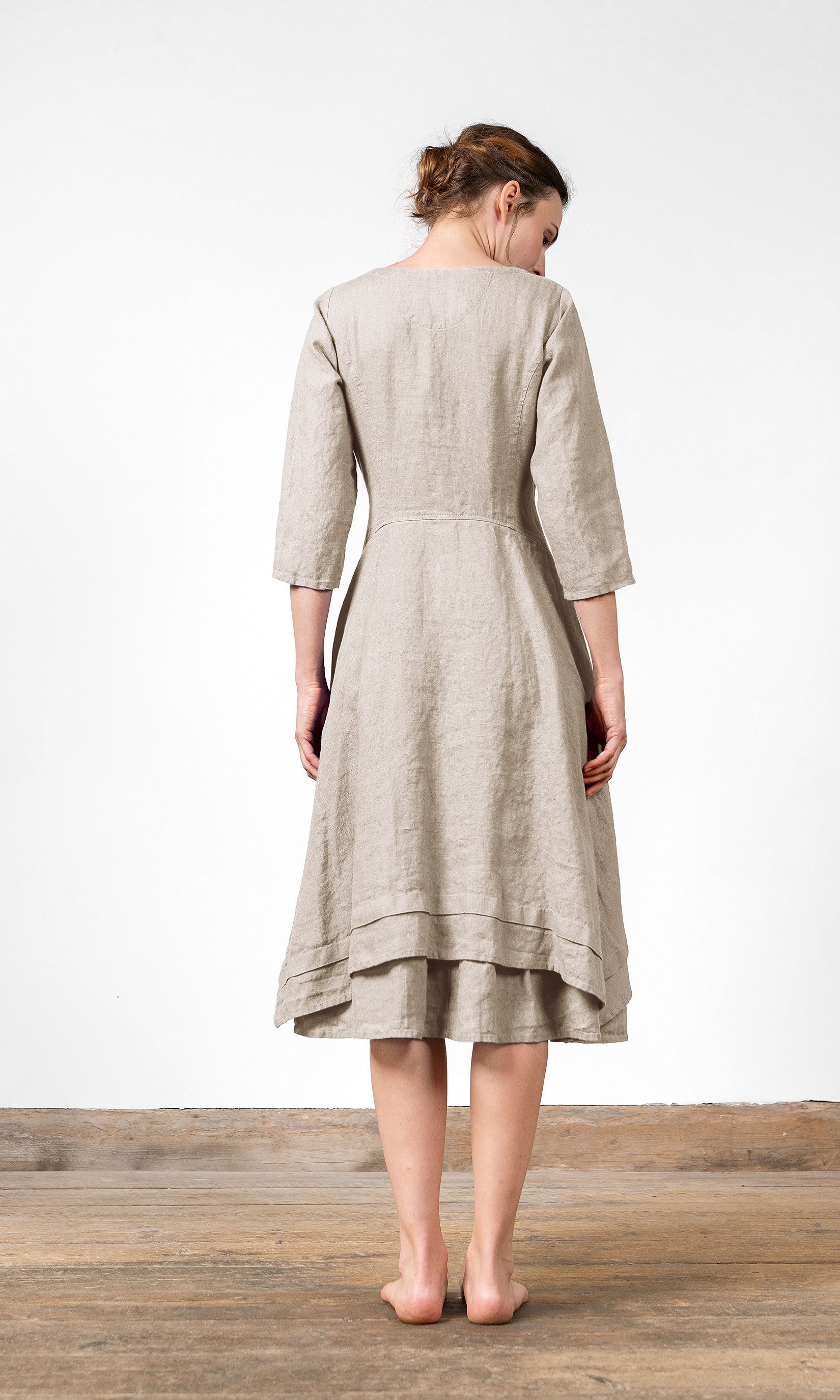 Linneklänning med knappar, figursydd modell