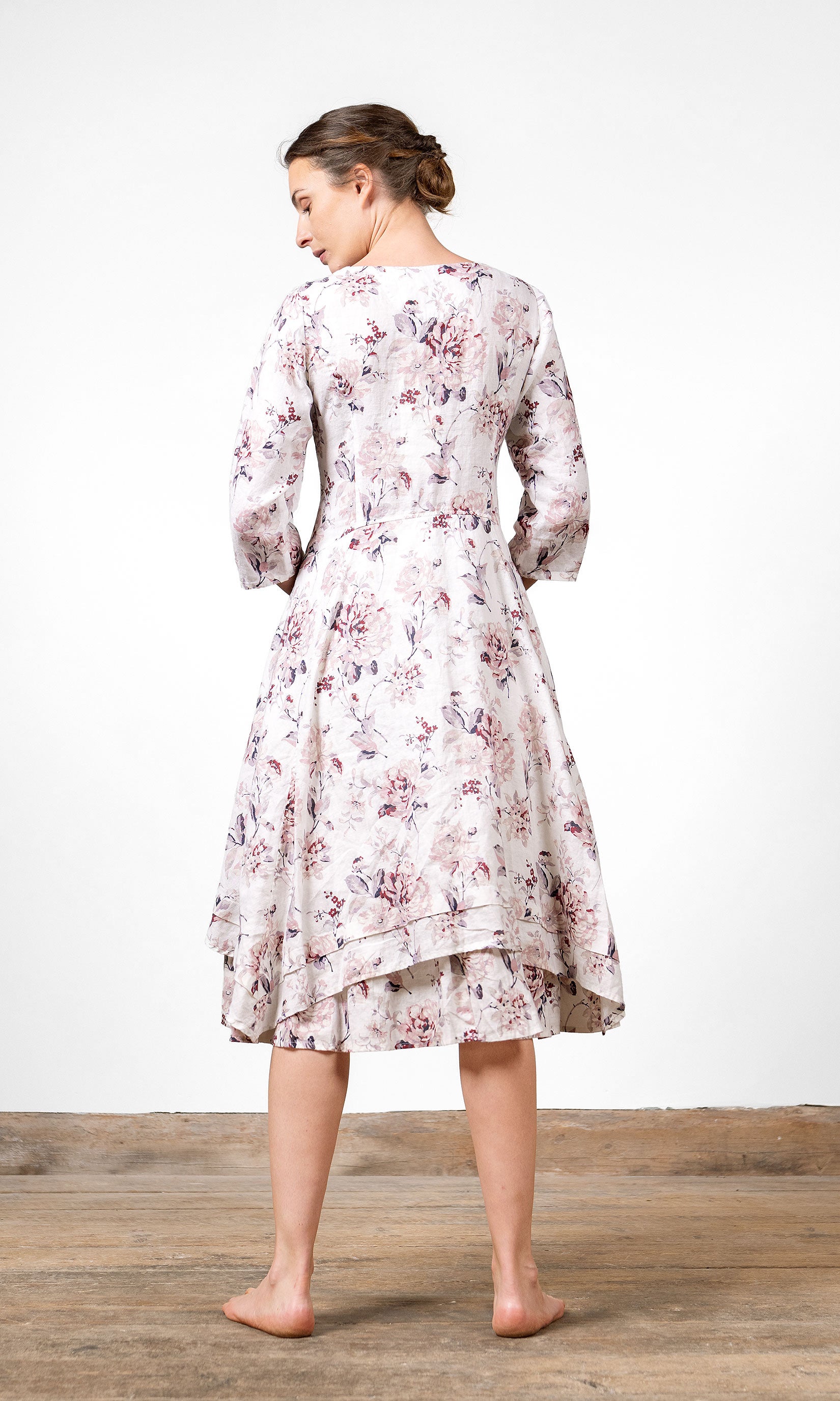 Linneklänning med knappar, figursydd modell