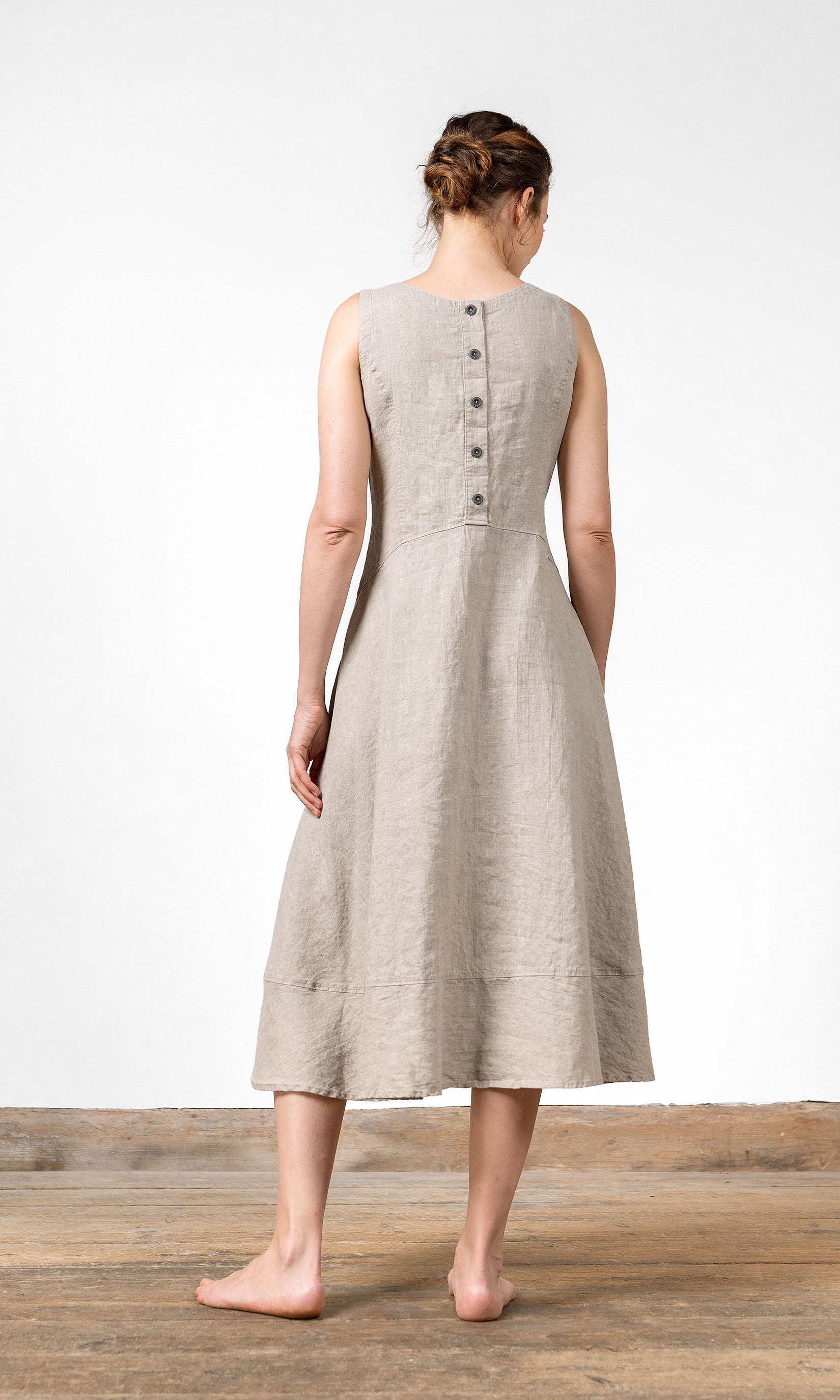 Ärmlös linneklänning med knappar bak