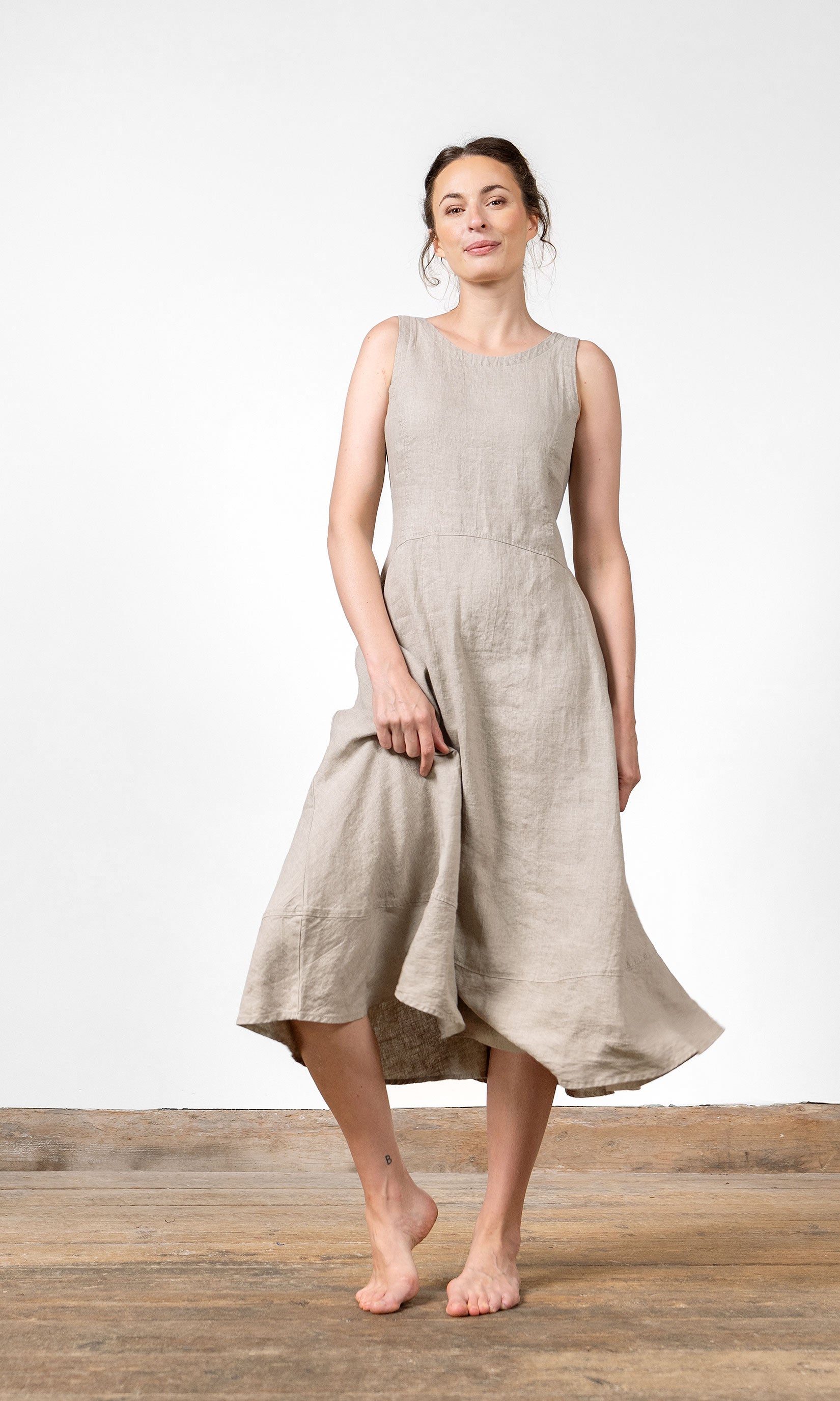 Ärmlös linneklänning med knappar bak