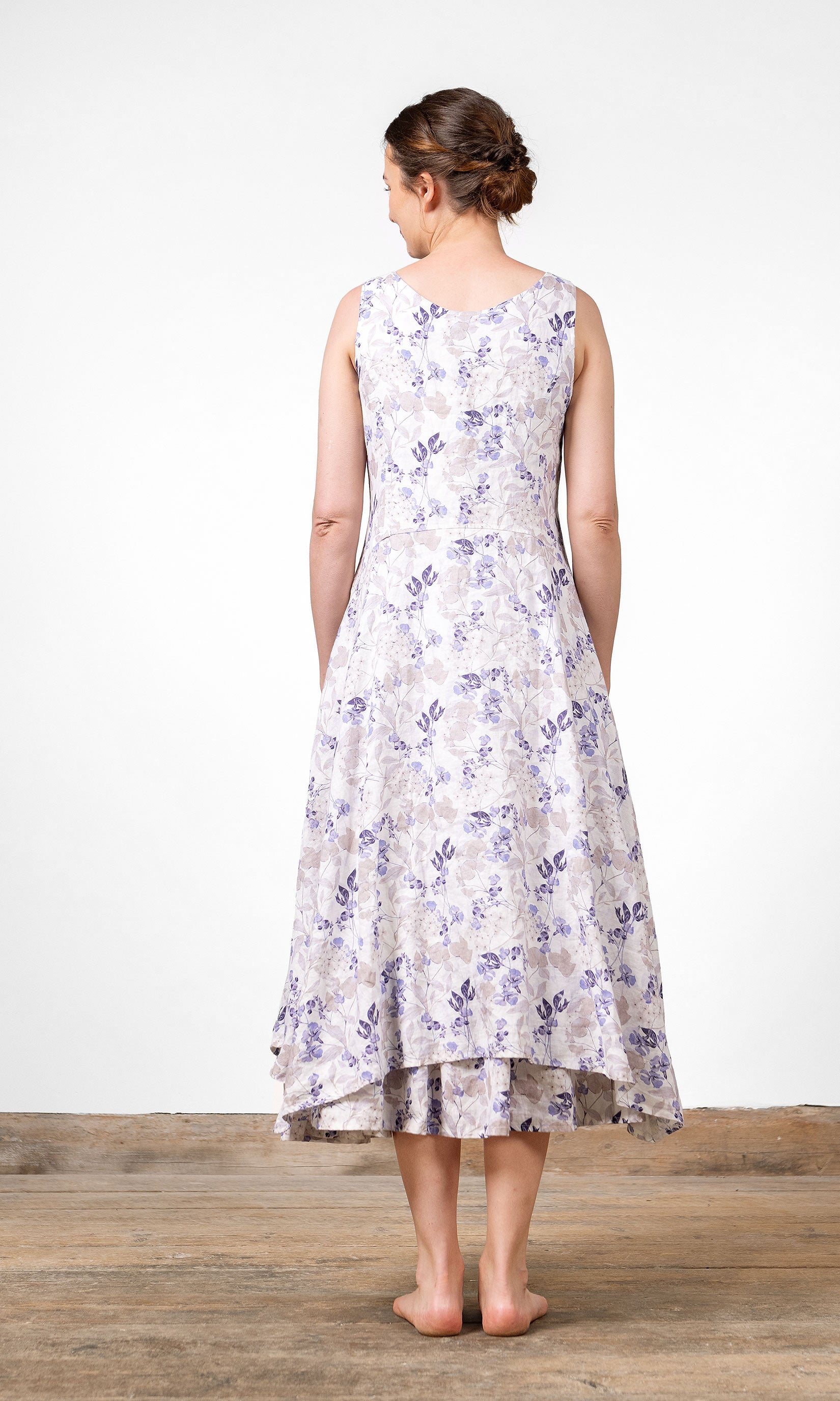 Leinenkleid in langem, figurbetontem und ärmellosem Schnitt