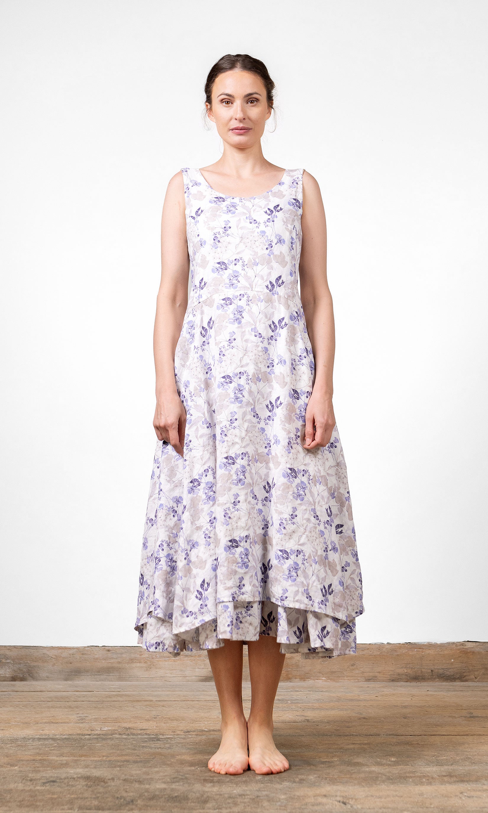 Linneklänning i lång, figursydd och ärmlös modell