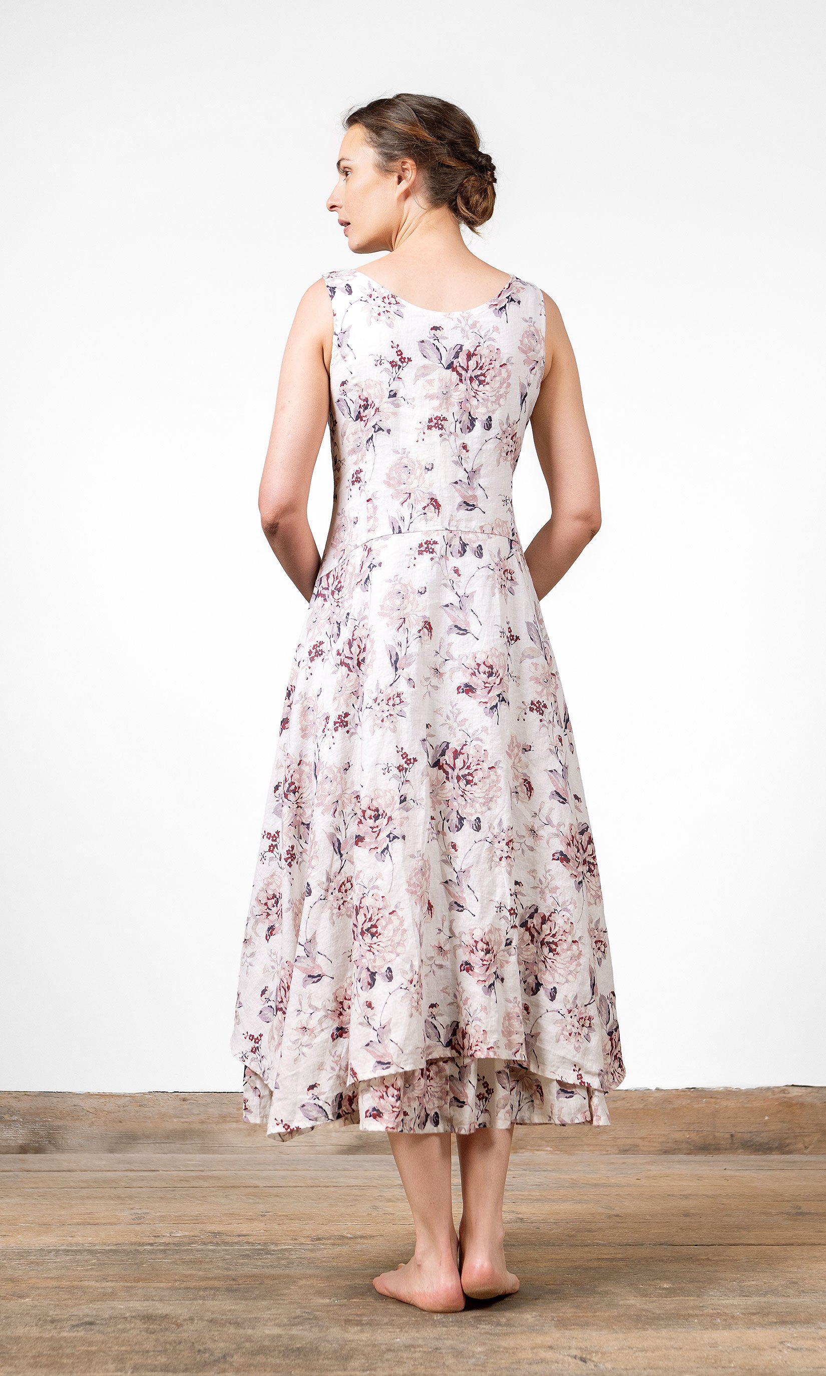 Leinenkleid in langem, figurbetontem und ärmellosem Schnitt