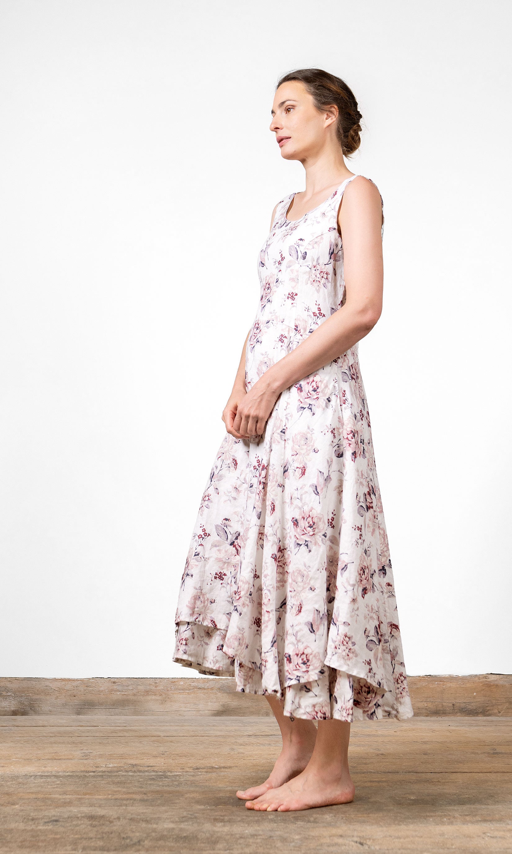 Linnedrakt i lang, figursydd og ermeløs modell