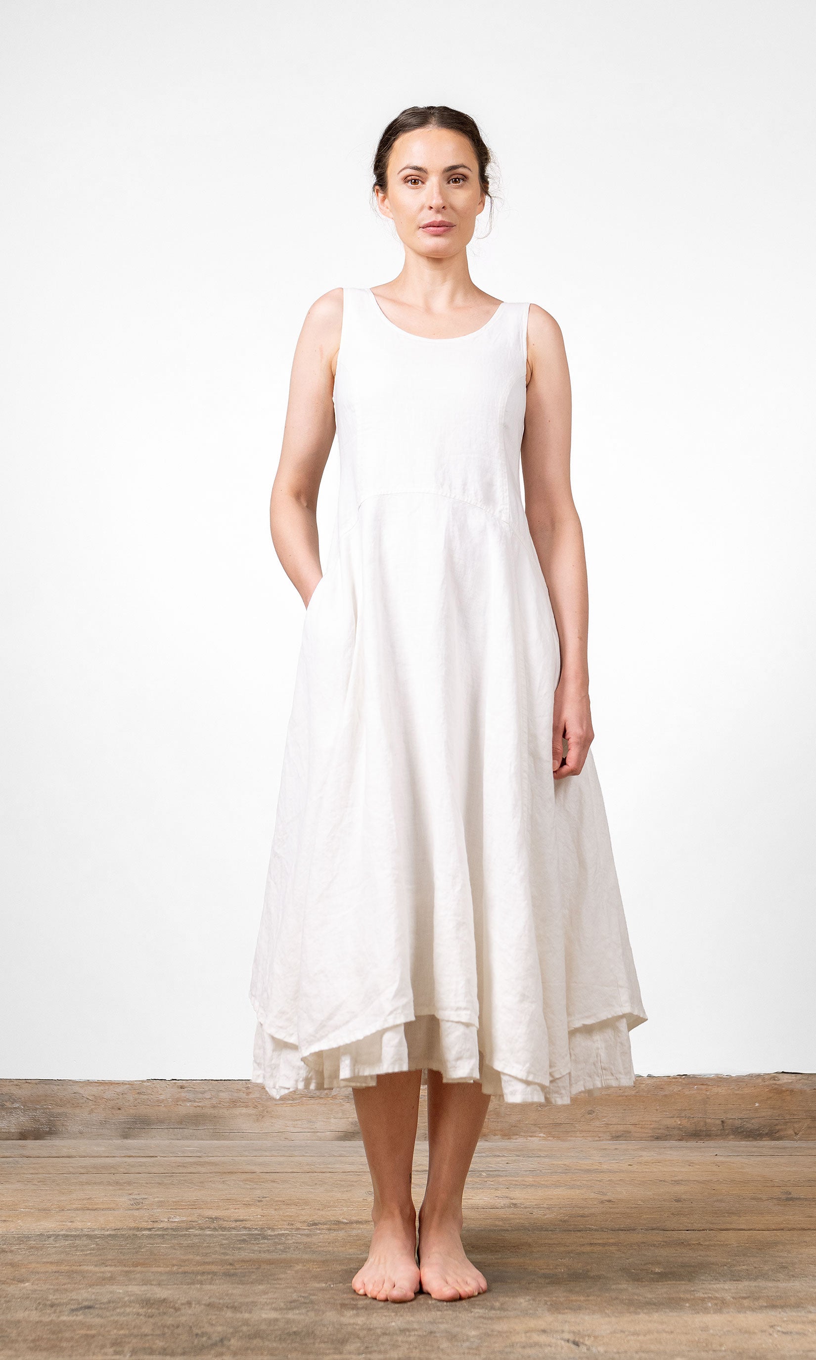 Linneklänning i lång, figursydd och ärmlös modell