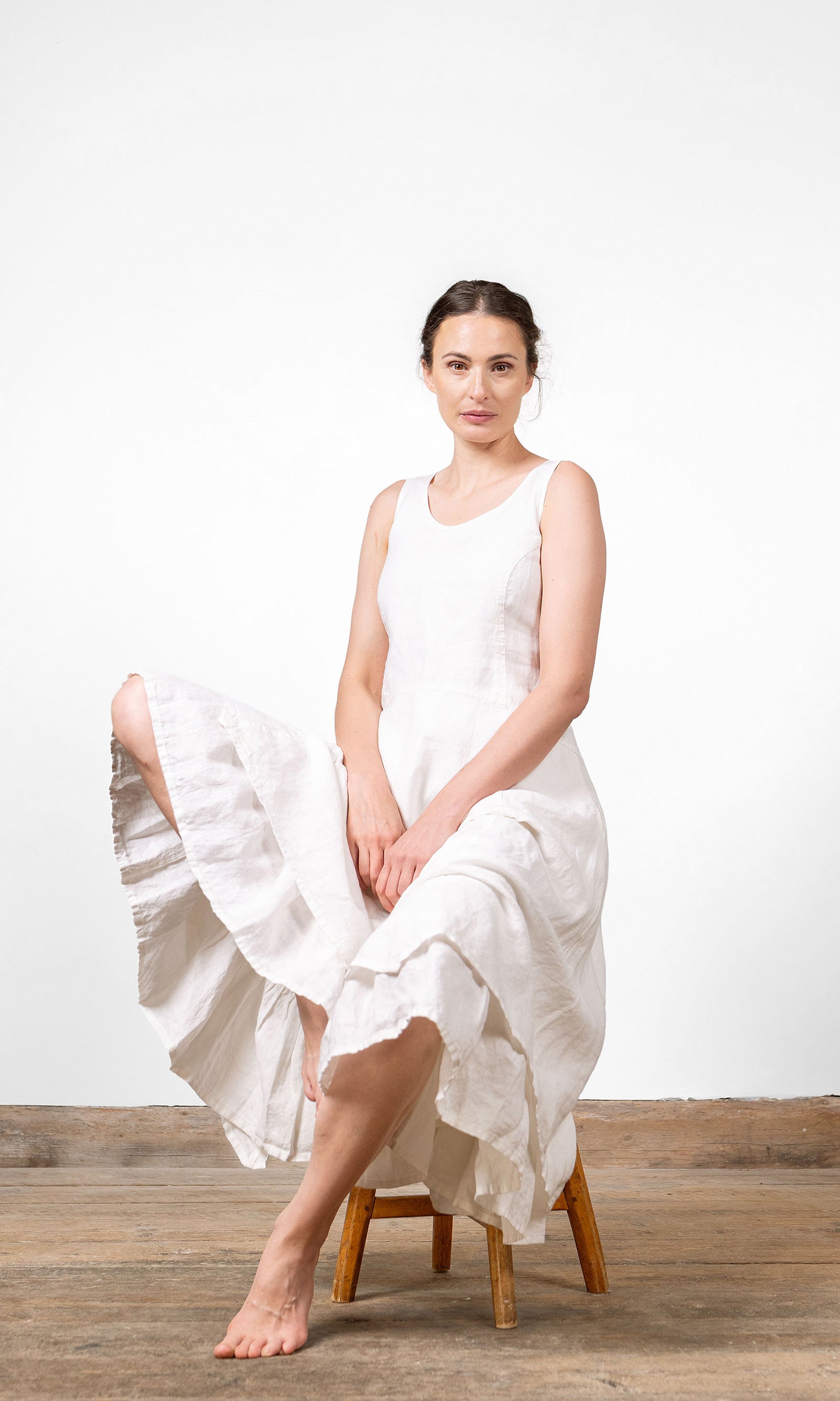 Linneklänning i lång, figursydd och ärmlös modell