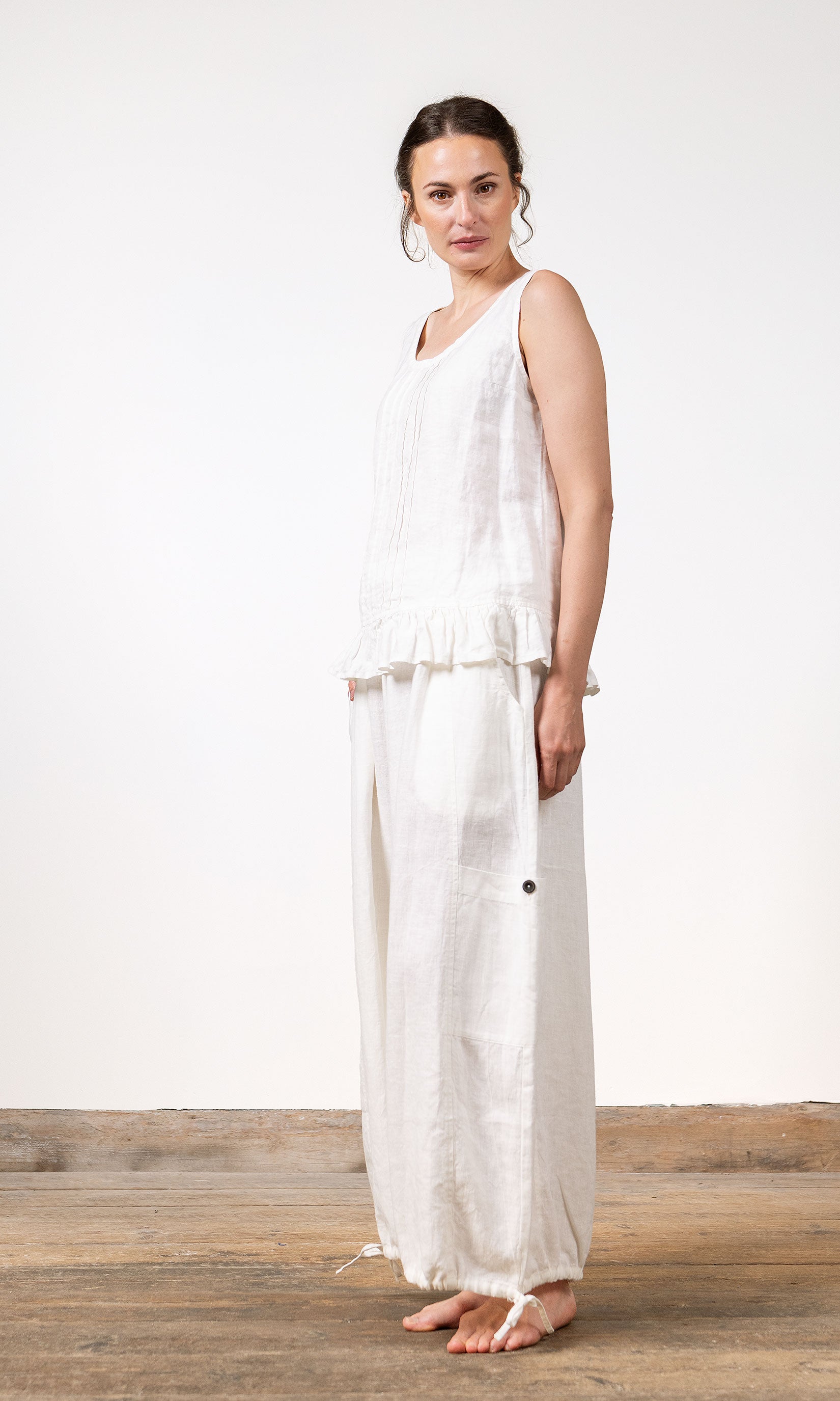Linen trousers with drawstring and extra width