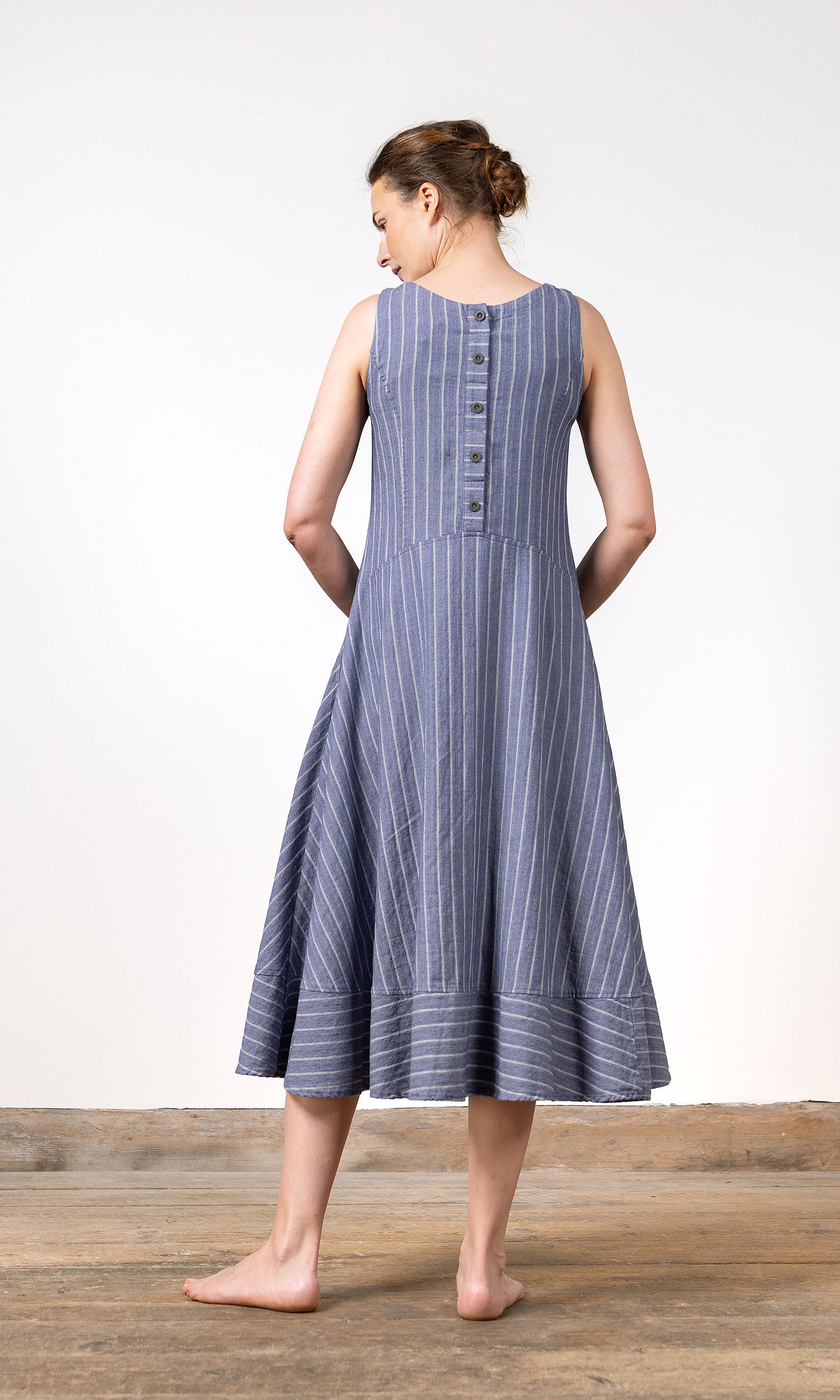 Ärmlös klänning i blått smalrandigt bomulls-/linnetyg