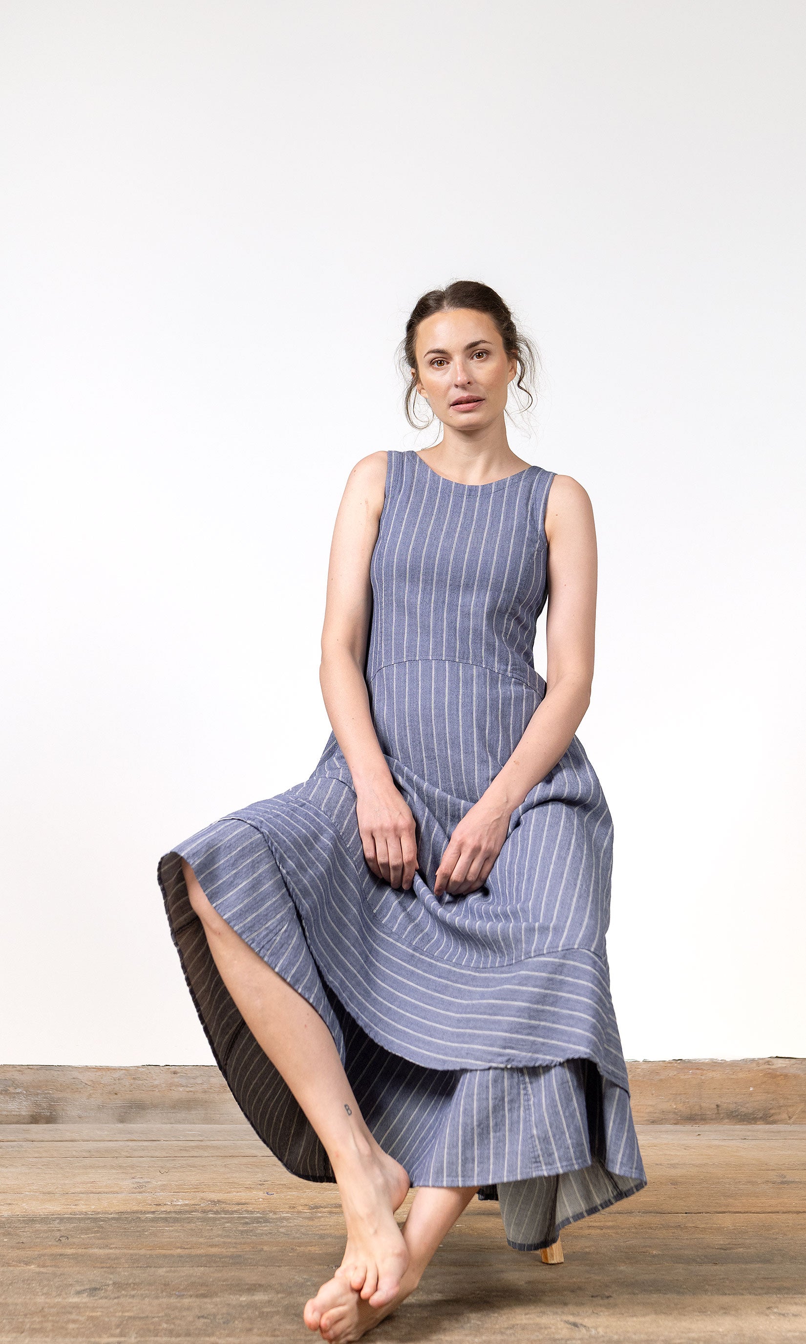 Ärmlös klänning i blått smalrandigt bomulls-/linnetyg