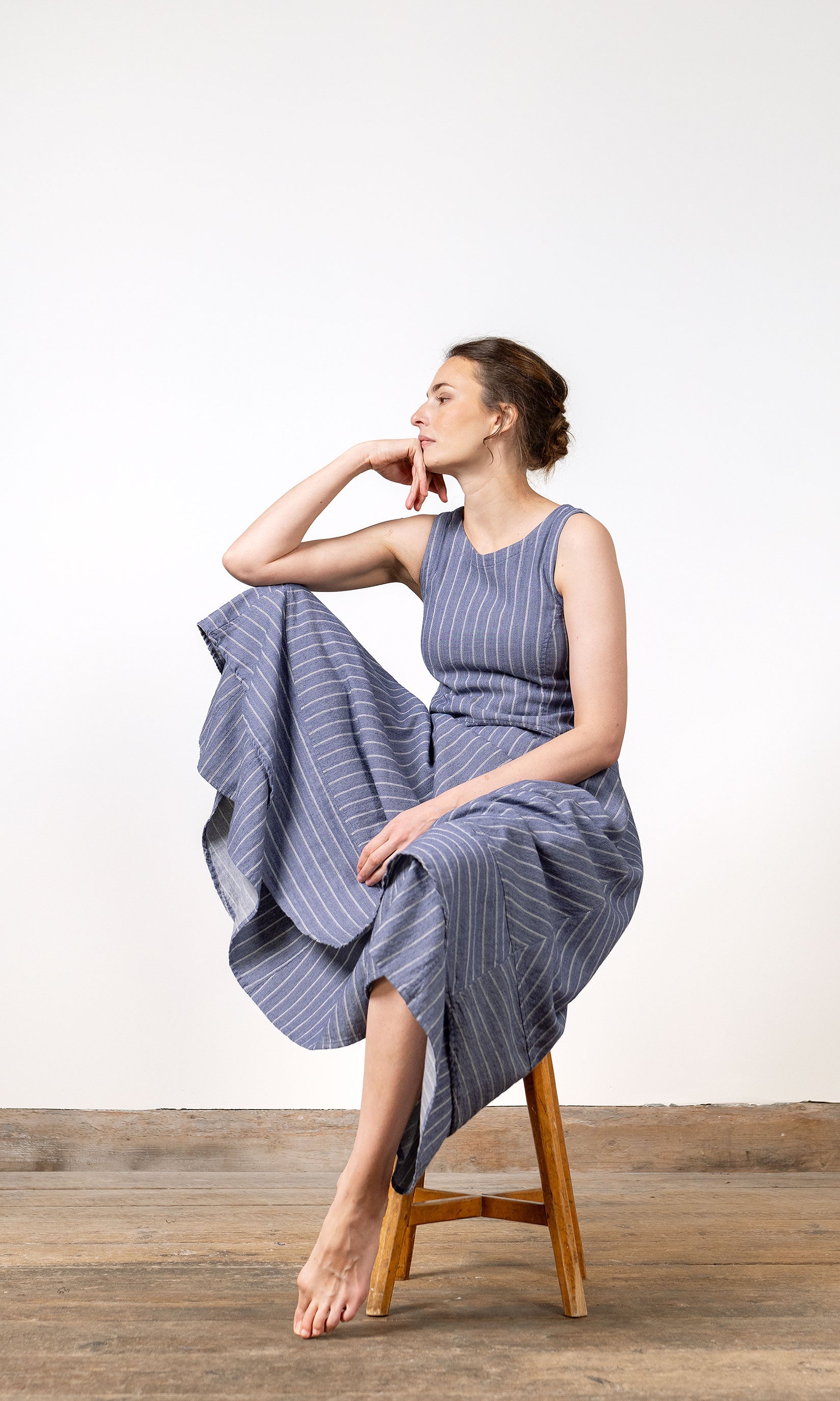 Ärmlös klänning i blått smalrandigt bomulls-/linnetyg