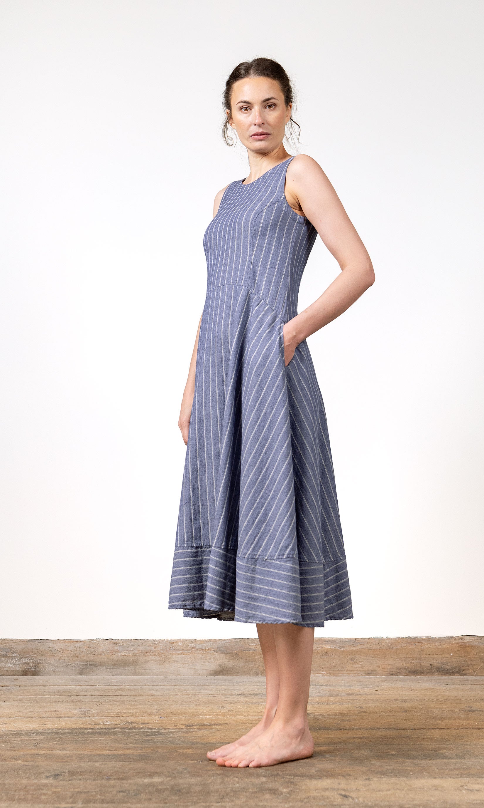 Ärmlös klänning i blått smalrandigt bomulls-/linnetyg