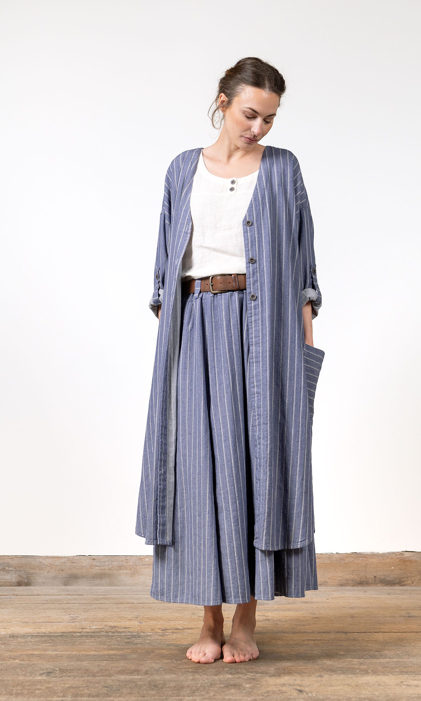 Gestreifter langer Mantel aus blauem Baumwoll-Leinenstoff