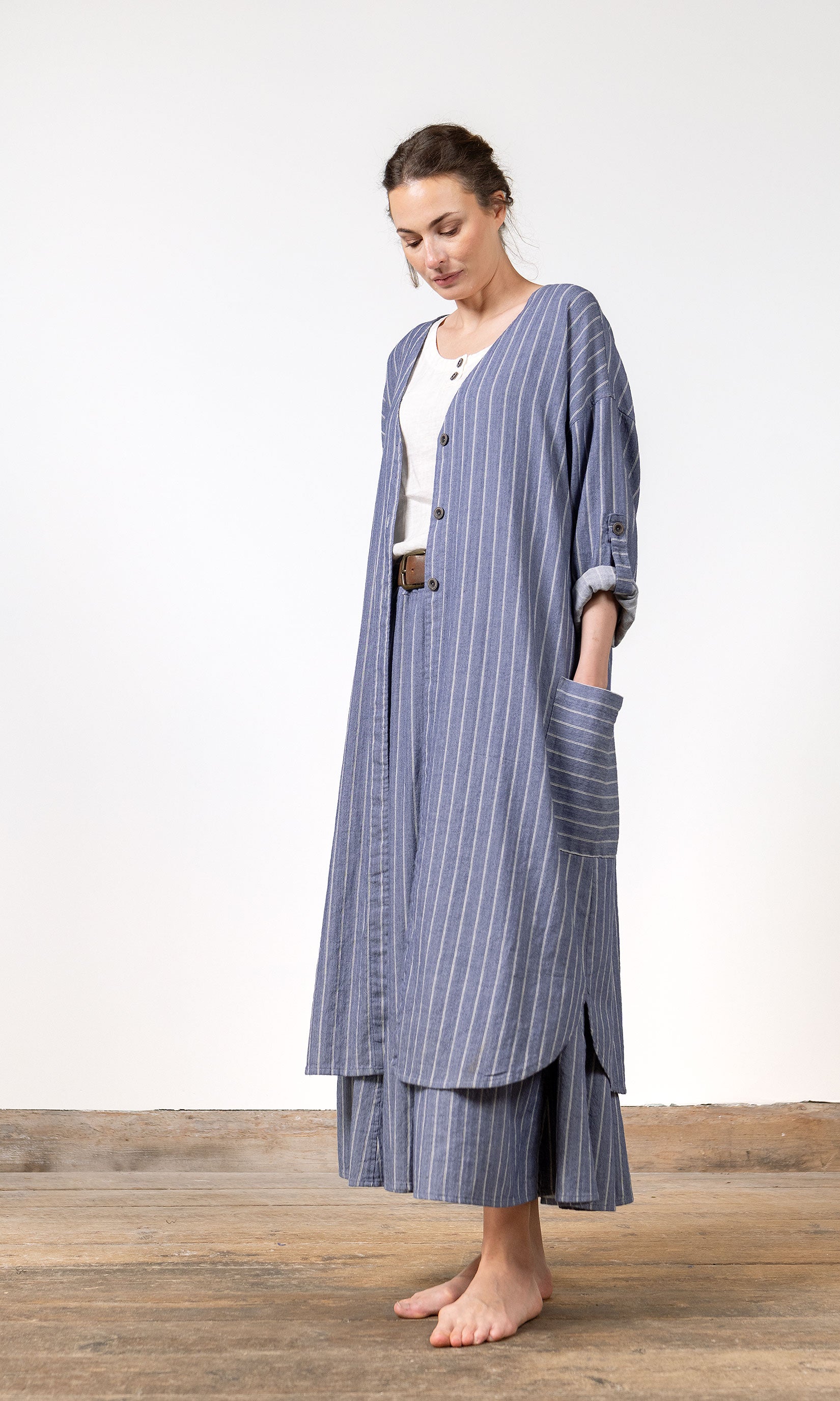 Gestreifter langer Mantel aus blauem Baumwoll-Leinenstoff