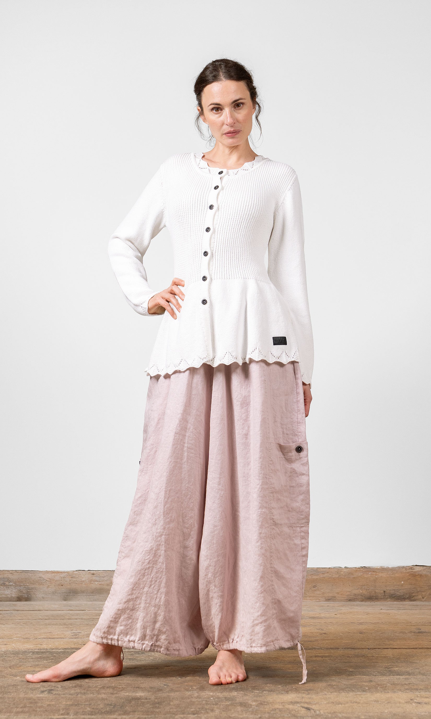 Stickad kofta med formad midja i ekologisk bomull