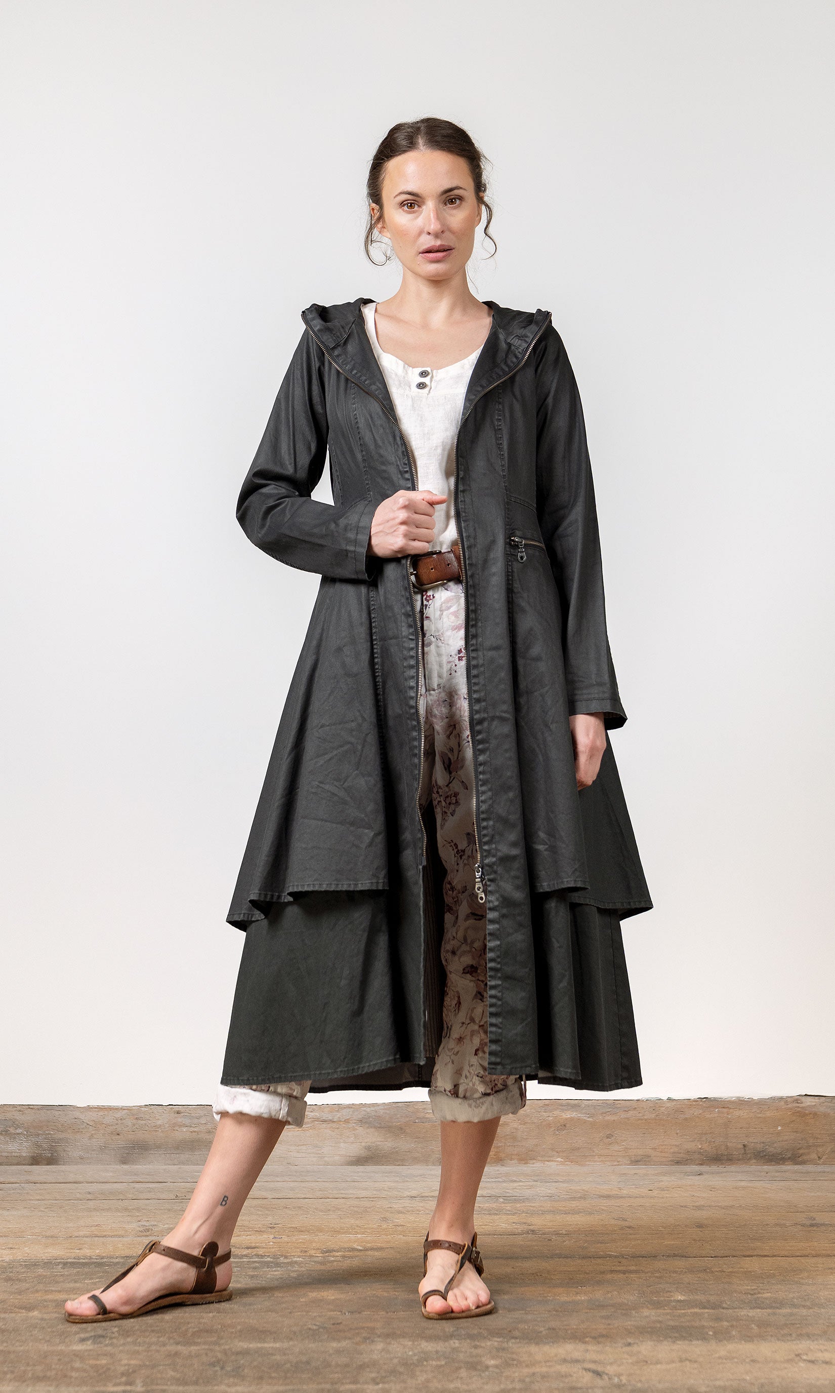 Coat in waxed cotton with lining and hood