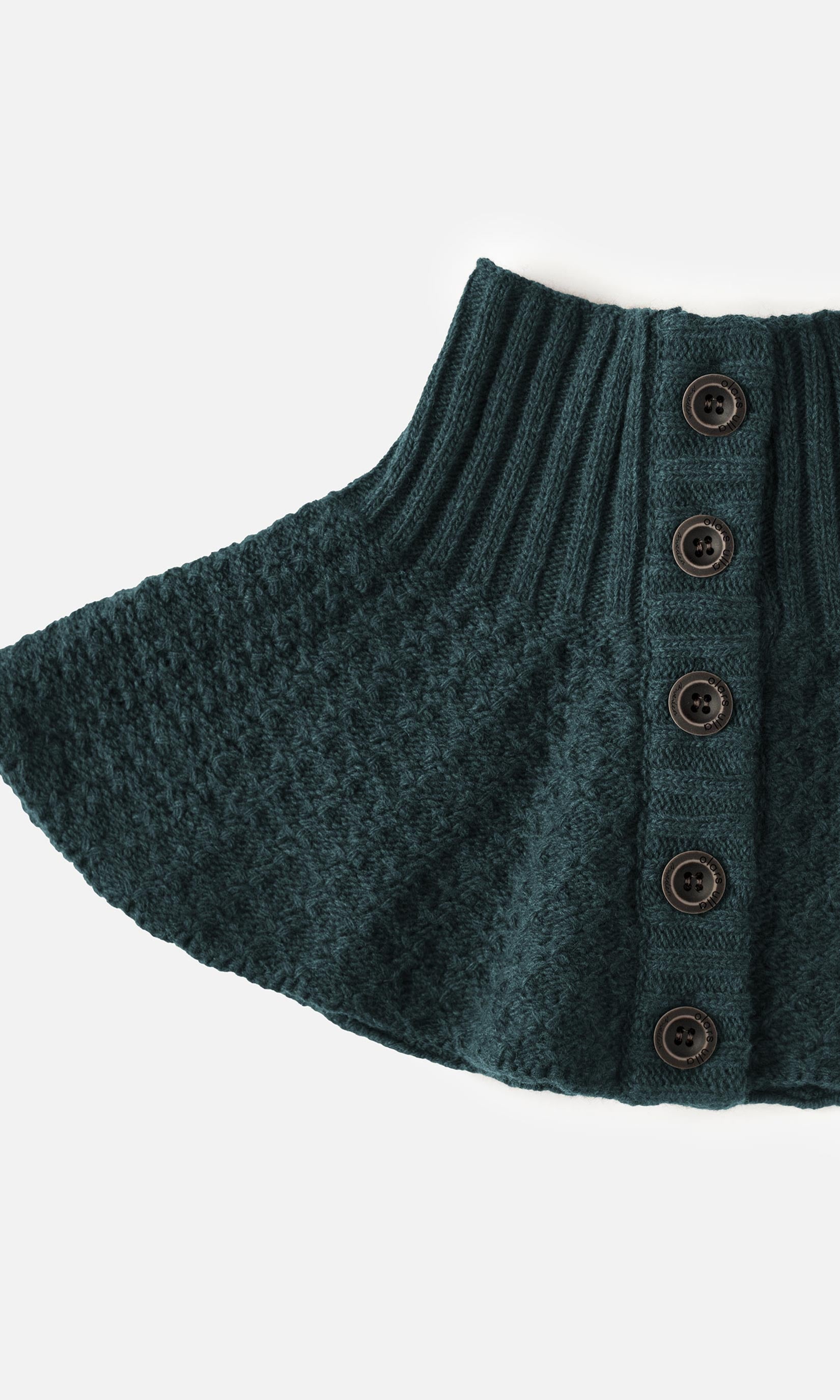 Wool collar with button fastening