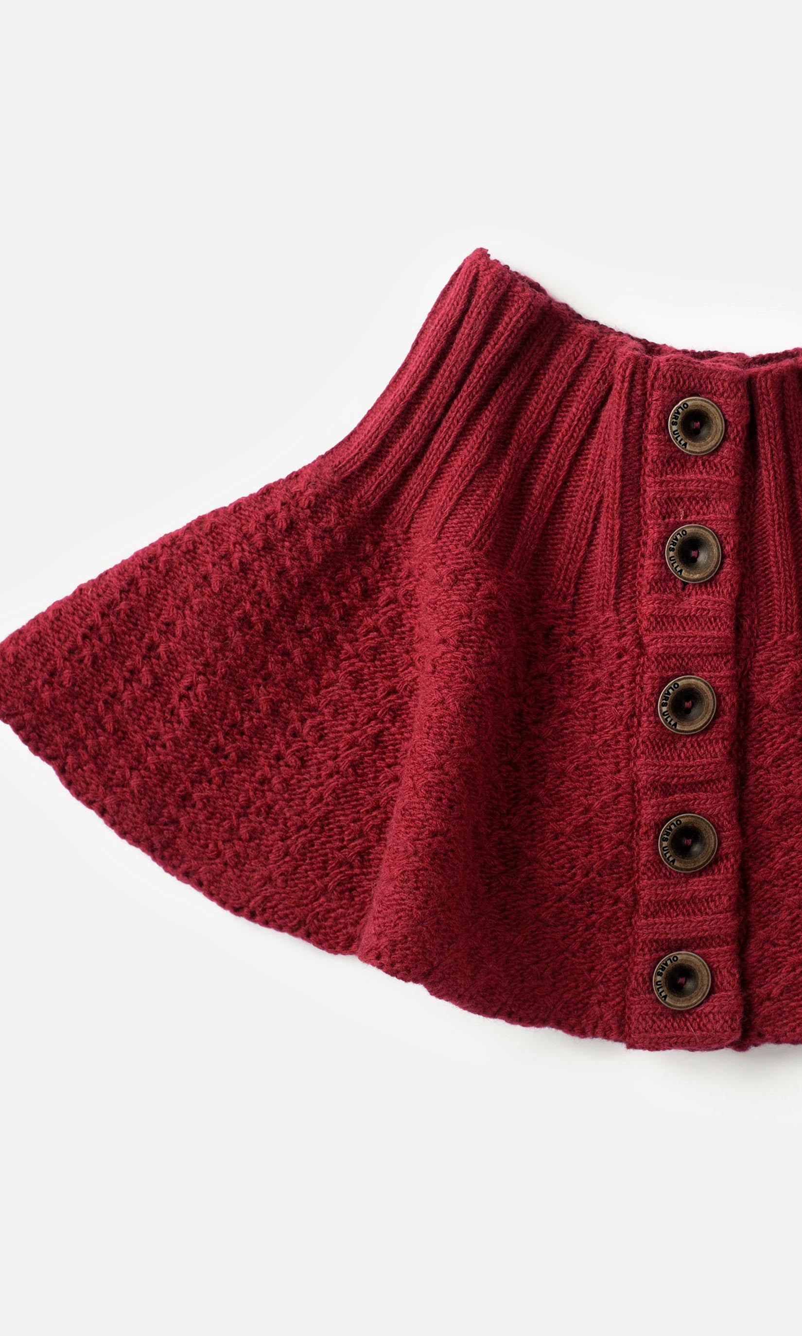 Wool collar with button fastening