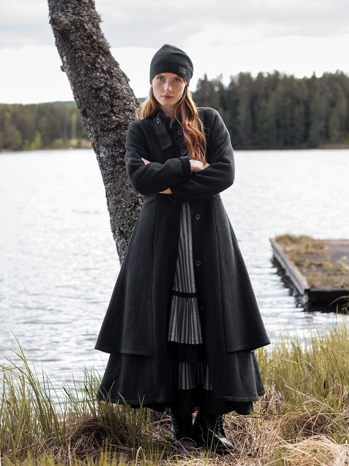Lång ullkappa med ståkrage och insvängd silhuett, i miljö, svart - Olars Ulla